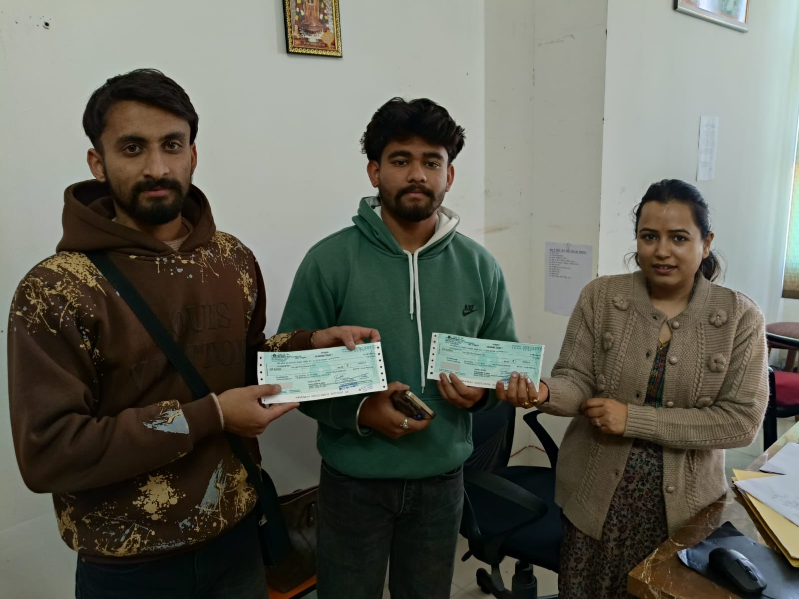 दिवंगत पत्रकार स्व. श्यामलाल के परिजनों को मिली आर्थिक मदद: शासन ने सौंपे 5 लाख रुपये के चेक; पत्रकार कल्याण कोष से बेटों को मिली सहायता राशि